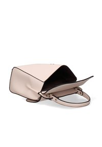 Sac à main en cuir rose de forme rectangulaire, doté d'une ouverture sur le dessus, de finitions noires et d'une seule poignée. L'intérieur est de couleur sombre.