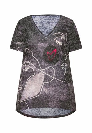 T-paita lyhyillä hihailla, V-pääntiellä tummanharmaana, jossa on abstrakteja grafiikoita. Sisältää sekoituksen tekstuureja, mukaan lukien punainen paljetti sydänyksityiskohta.
