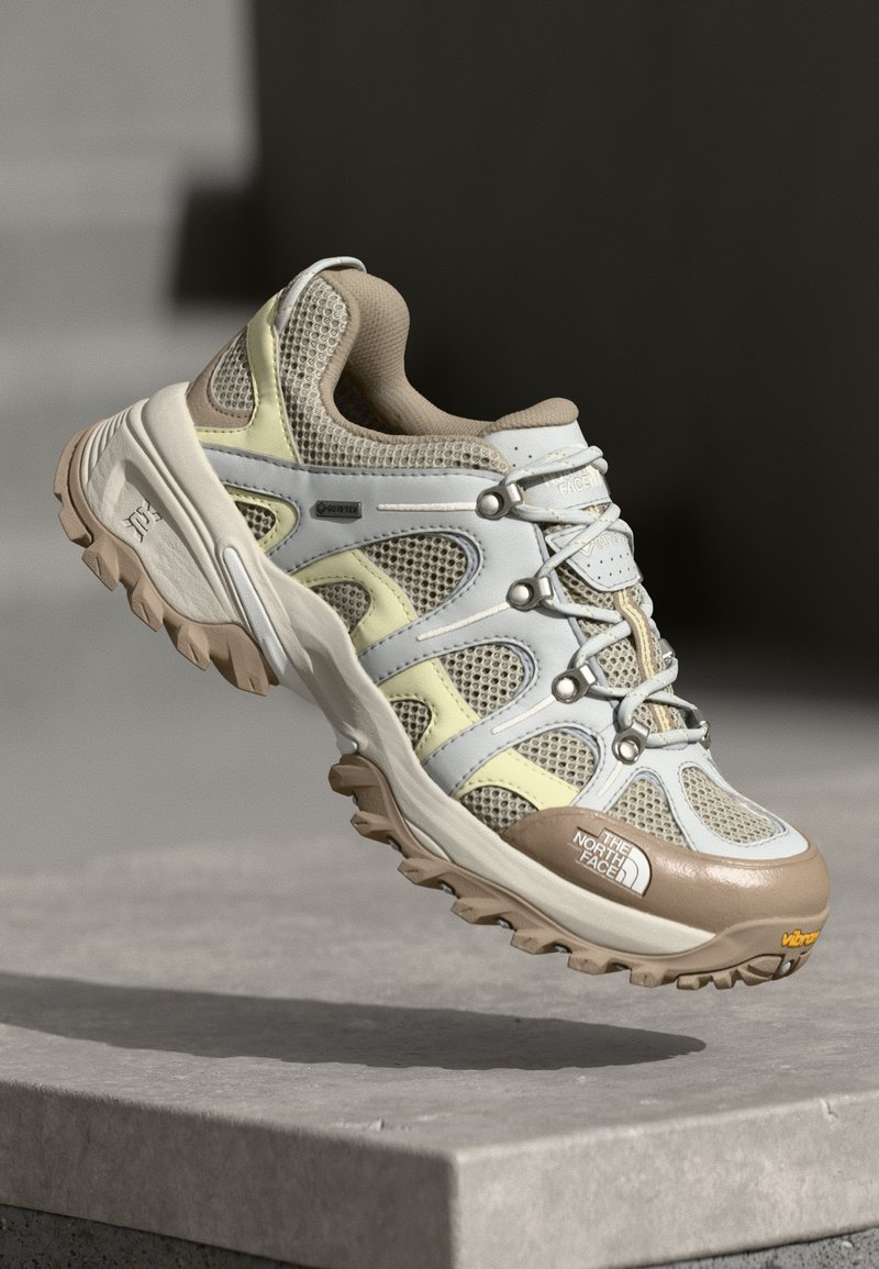 Vieglie āra apavi ar acu auduma augšdaļu bēšā un dzeltenā krāsā, ar pelēkiem akcentiem, mīkstinātu zoli un Vibram zoli, kas nodrošina saķeri.
