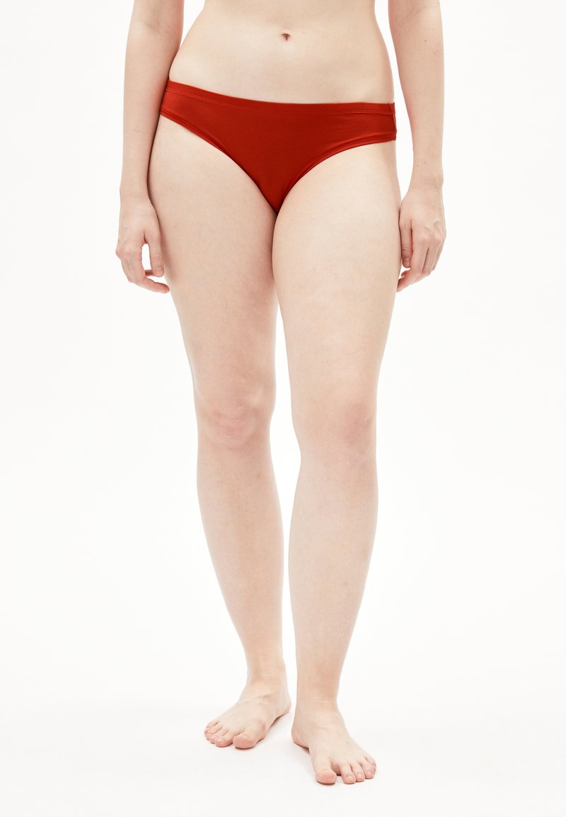 Rode bikini onderbroek met een zachte textuur, laag model en minimale bedekking. De stof is rekbaar en sluit mooi aan.