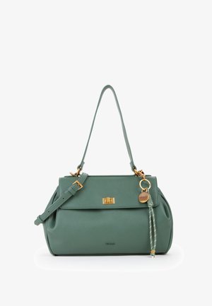 Bolso de cuero verde con forma estructurada, hardware dorado, un asa superior, una correa extraíble y un charm decorativo con un acento a rayas.