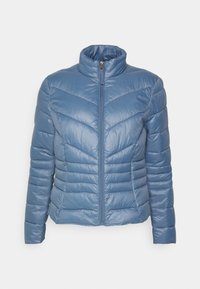 Vadderad jacka i ljusblått med hög krage, dragkedjestängning och chevron-quiltning. Slät, glänsande tyg med sidofickor.