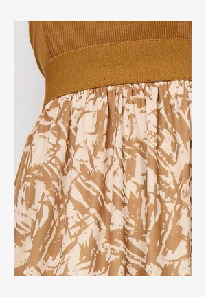 Ruskea ribattu yläosa leveällä vyötäröosalla, joka siirtyy kermaiseen hameeseen, jossa on abstrakteja beigejä kuvioita ja poimittuja laskoksia.