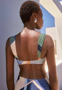 Next SHAPING PADDED BANDEAU STANDARD - Bikiniyläosa - blue abstract print