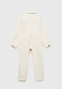 Combinaison en denim blanc avec des manches longues, un col et une taille élastique. Comprend des poches arrière et des poignets à boutons. Texture lisse et design structuré.