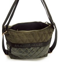 Borsa a spalla in tessuto verde trapuntato con doppie texture, una lucida e una opaca. Presenta una banda con logo nera e una chiusura con zip.