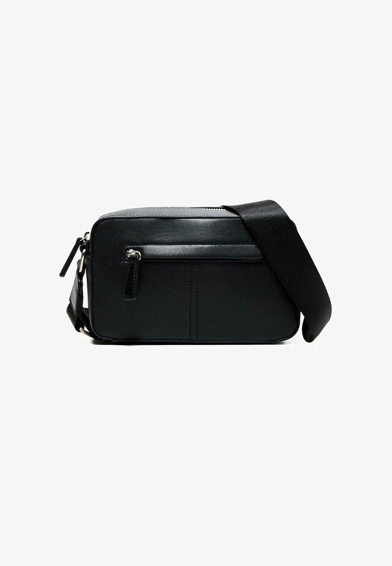 Musta suorakaiteen muotoinen olkalaukku, jossa etutasku vetoketjulla ja leveä säädettävä olkahihna valkoisella taustalla.