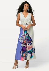 Maxi-mekko valkoisena ja sinisenä, jossa on Purple- ja pinkkikukkakuosi. Tyylikäs kangas, jossa on kietoutunut yläosa ja hopeiset yksityiskohdat.