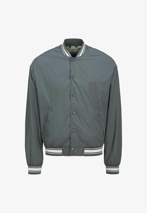 Grijze bomberjack met een lichtgewicht ontwerp, witte en zwarte gestreepte ribgebreide manchetten en zoom, met een voorkant met drukknoopsluiting en zijzakken.