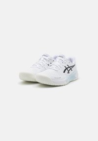 Pantofi sport albi cu un superior texturat, detalii din plasă și un logo negru pe lateral. Talpa este proiectată pentru aderență și stabilitate.