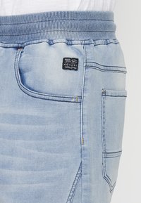 BERMUDA JOGGER  - Farkkushortsit - azul cl light blue