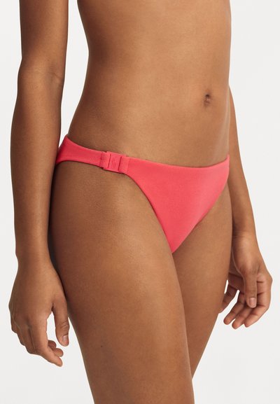 Bas de bikini rose en tissu extensible, avec un design taille basse, doté d'une boucle de réglage sur le côté et d'une texture lisse.