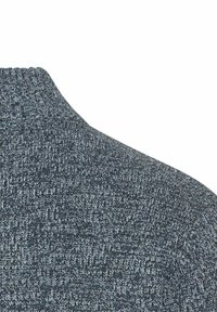 Donkerblauwe, gestructureerde gebreide trui met een hoge kraag en een aansluitend ontwerp, met een subtiel patroon door de stof.