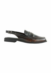 Mocassini slingback in pelle marrone con una finitura liscia, caratterizzati da una cinghia sollevata e dettagli di cucitura sottili, e un tacco a blocco basso.