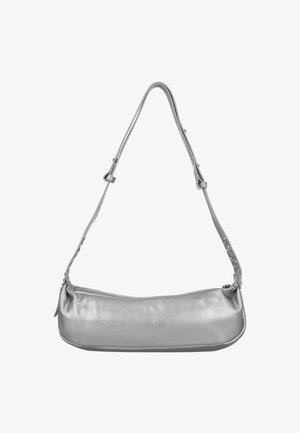 Borsa a tracolla in metallo argento con una texture liscia, forma allungata e tracolla regolabile con sottili dettagli in metallo.