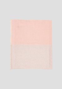Roze sjaal met een zachte, lichte textuur, een glinsterende zilveren onderkant en franjes aan de randen.