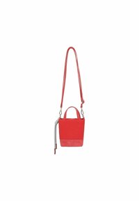 Borsa a mano rossa con fondo in pelle texturizzata e corpo in tela liscia. Presenta doppi manici e una tracolla grigia rimovibile con dettaglio a nodo.