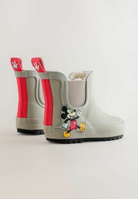 Szürke gumicsizma piros részletekkel. Mickey Mouse grafikai mintával és puha béléssel, valamint texturált fekete talppal rendelkezik.