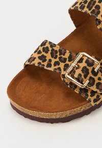 Sandály s leopardím potiskem, s hnědou semišovou stélkou, dvěma popruhy a zlatou kovovou přezkou. Korek stélka a tmavě hnědá gumová podrážka.