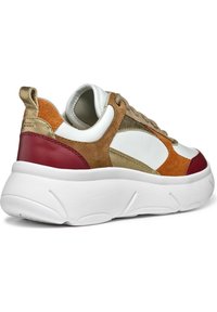 Zapatilla multicolor con parte superior de cuero blanco, acentos en ante marrón y naranja, suela blanca acolchada y un detalle metálico en el talón.