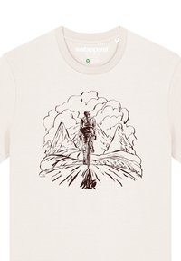 Beige katoenen t-shirt met een bruine lijntekening van een fietser op een pad, met bergen en wolken op de achtergrond.