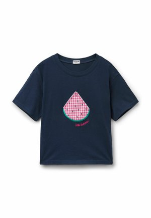 Marineblaues kurzärmliges T-Shirt mit einem rosa karierten Wassermelonenstück und dem Schriftzug „Hello Summer!“ in der Mitte vorne.