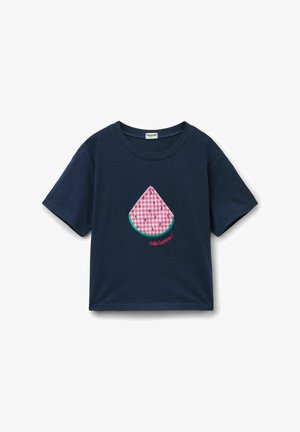 Marineblaues kurzärmliges T-Shirt mit einem rosa karierten Wassermelonenstück und dem Schriftzug „Hello Summer!“ in der Mitte vorne.