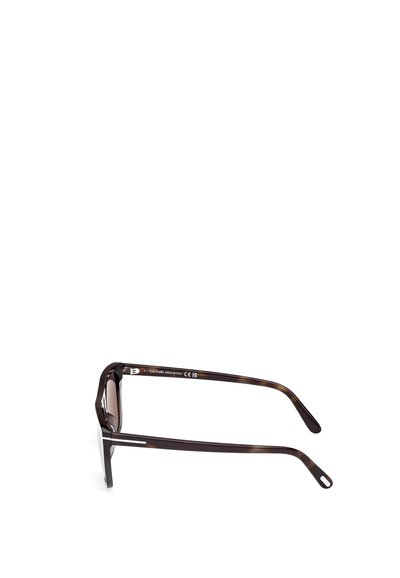 Ochelari de soare cu model țestoasă, cu lentile rectangulare, având un cadru din plastic lucios și accente metalice elegante pe temple.
