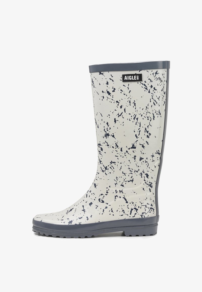 Botas de lluvia de goma gris y blanca con un patrón, superficie texturizada, punta redonda y suela de bajo perfil, que presenta un parche de logo en la parte delantera.