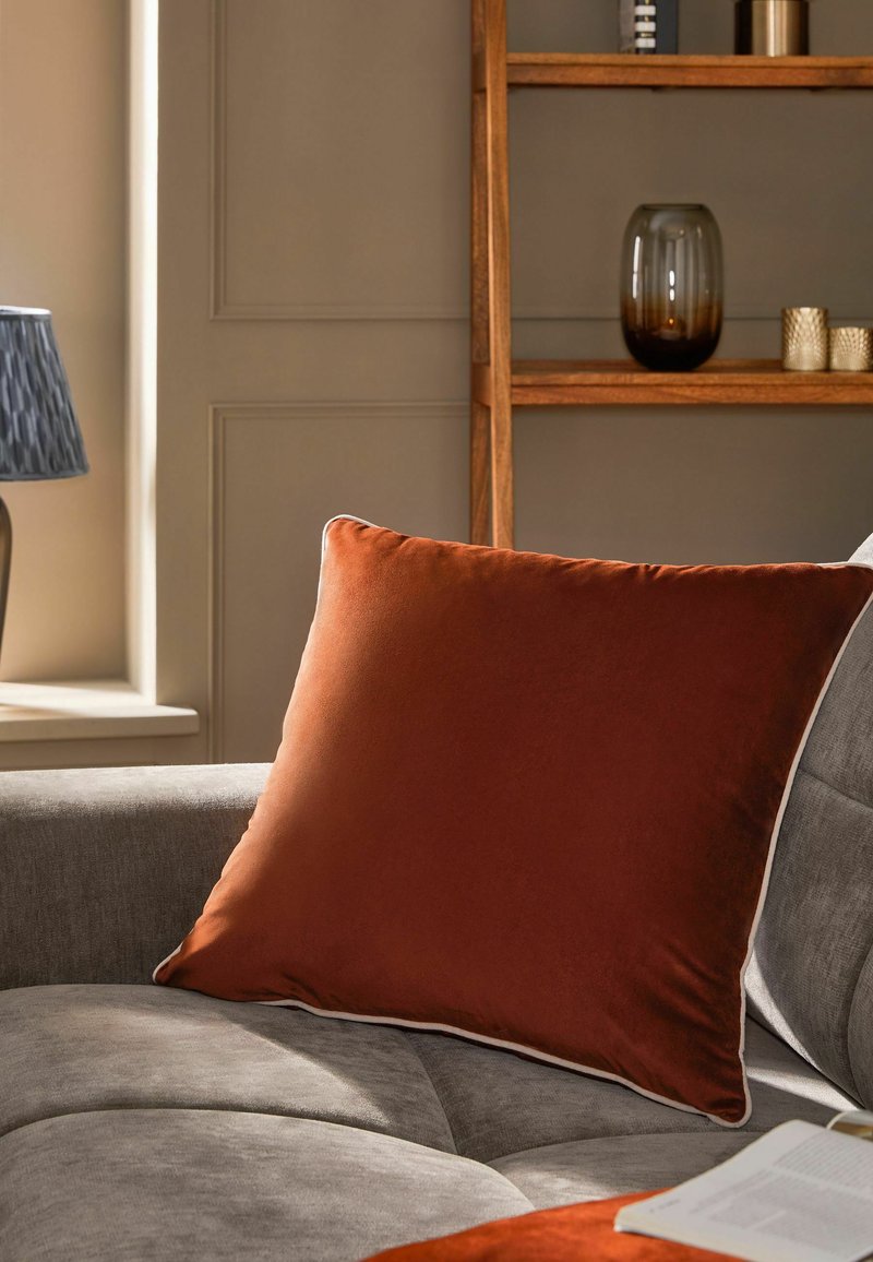 Next 59X59CM MATTE VELVET CONTRAST PIPE - Dekokissen - orange/neonorange