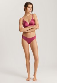 Conjunto de lencería magenta que incluye un sujetador tipo triángulo de satén sedoso con detalles de encaje y unas braguitas tipo bikini de talle bajo a juego, ambas suaves y elásticas.
