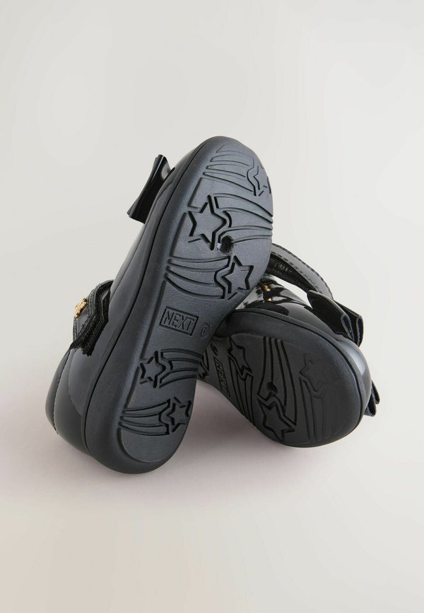 WIDE FIT – BOW MARY JANE SCHOOL – Riemchenballerina