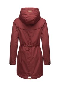 Czerwona kurtka z kapturem, z regulowanym sznurkiem w talii, długimi rękawami i zatrzaskami na mankietach. Gładka tkanina o lekko połyskującym wykończeniu.