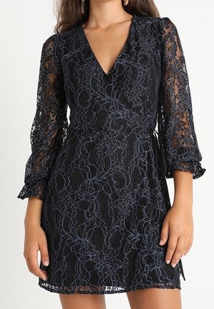 Schwarzes Spitzenkleid mit langen durchsichtigen Ärmeln, V-Ausschnitt, floralem Muster aus blauer Stickerei und einem Bindeband in der Taille. Kurze Länge.