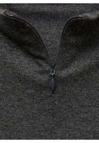 Pull en tricot gris avec un col montant et une fermeture éclair partielle. Texture douce, tissu côtelé, dotée d'une tirette de fermeture éclair noire.