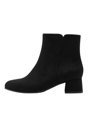Sort ruskind ankle støvle med lav blokhæle og rundet tå, vist fra siden på hvid baggrund.