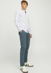 Jack & Jones JPSTMARCO JJFURY ANA - Chino hlače - china blue