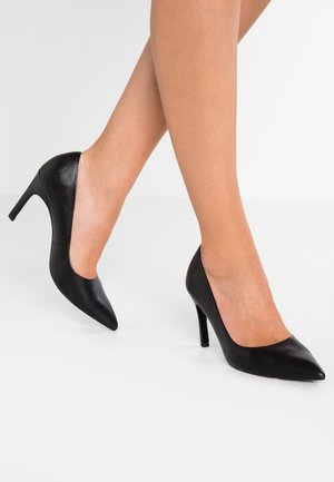 Schwarze High-Heel-Pumps aus glattem Leder, mit spitzer Zehenpartie, elegantem Design und einem geschwungenen Ausschnitt entlang des Ristbereichs.