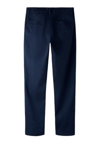Granatowe bawełniane spodnie o prostym kroju, z tylnymi kieszeniami i gładką fakturą. Bez widocznych wzorów ani ozdób.