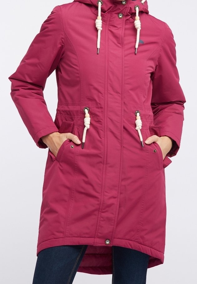 Long manteau rose à capuche avec cordons blancs, poches avant et détails de boutons porté sur un pantalon bleu foncé.
