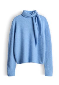 Pull en maille bleu clair à manches longues avec un col montant et un détail d'écharpe nouée sur le côté gauche.
