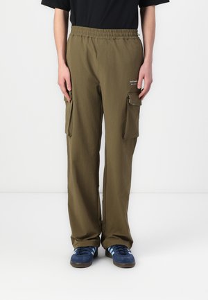 Cargo pants in olive green fabric, featuring an elastic waistband, two side pockets, and a logo detail on the upper right side.
