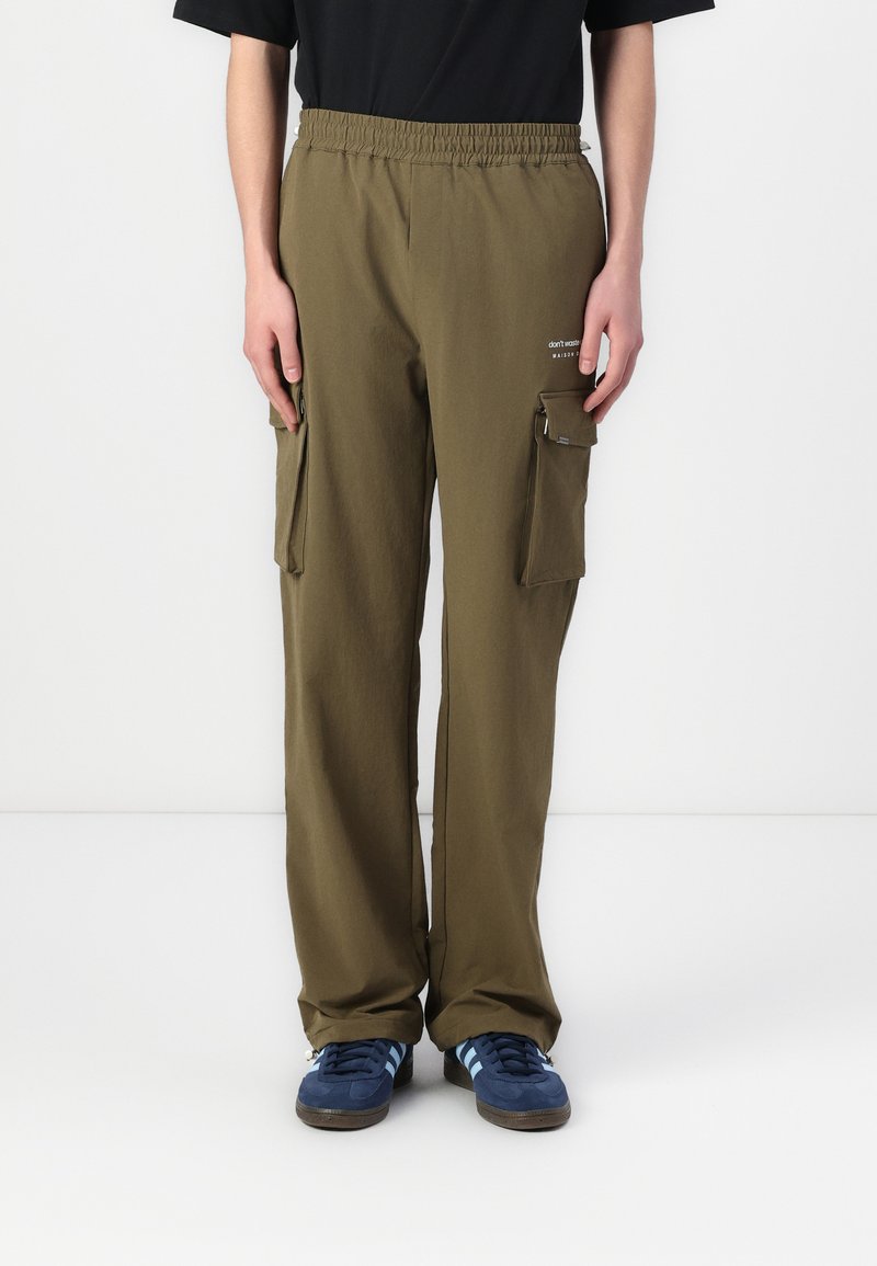 Cargo pants in olive green fabric, featuring an elastic waistband, two side pockets, and a logo detail on the upper right side.