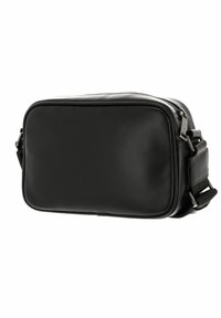 Borsa rettangolare in pelle nera con chiusura a zip, tracolla rimovibile e cuciture a contrasto lungo i bordi. Texture liscia, design minimalista.