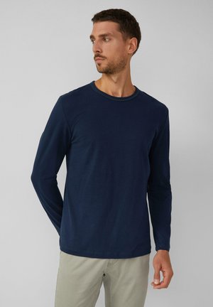 Marineblauwe T-shirt met lange mouwen, gemaakt van een gladde stof, met een ronde halslijn en een eenvoudig ontwerp zonder patronen of zichtbare logo's.