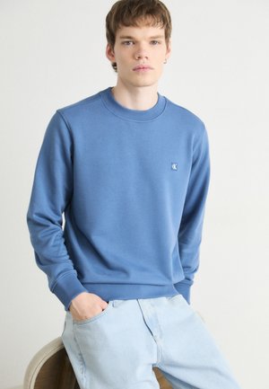 Calvin Klein Jeans EMBRO BADGE CREW NECK - Felpa - blue coast