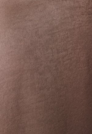 Tessuto lavorato a trama con una tonalità calda di marrone. La superficie mostra una leggera lucentezza, con una qualità traspirante e un motivo di tessitura fine e uniforme.