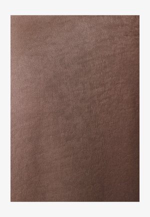 Tissu texturé et tissé dans une teinte marron chaude. La surface présente un léger éclat, avec une qualité respirante et un motif de tissage fin et régulier.