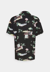 Koszula z krótkim rękawem w czarnym materiale z kolorowym tropikalnym wzorem przedstawiającym palmy, kwiaty, zabytkowe samochody i domki na plaży.