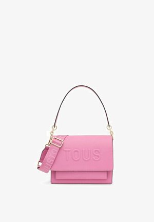 Sac à main en cuir rose avec une forme structurée, logo "TOUS" en relief, bandoulière amovible et accents en métal doré.